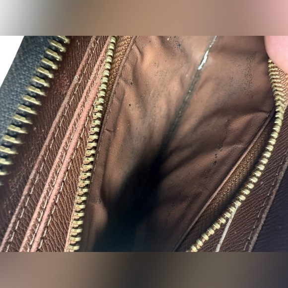 LOUIS VUITTON
Monogram Zippy Wallet - Picture 10 of 11